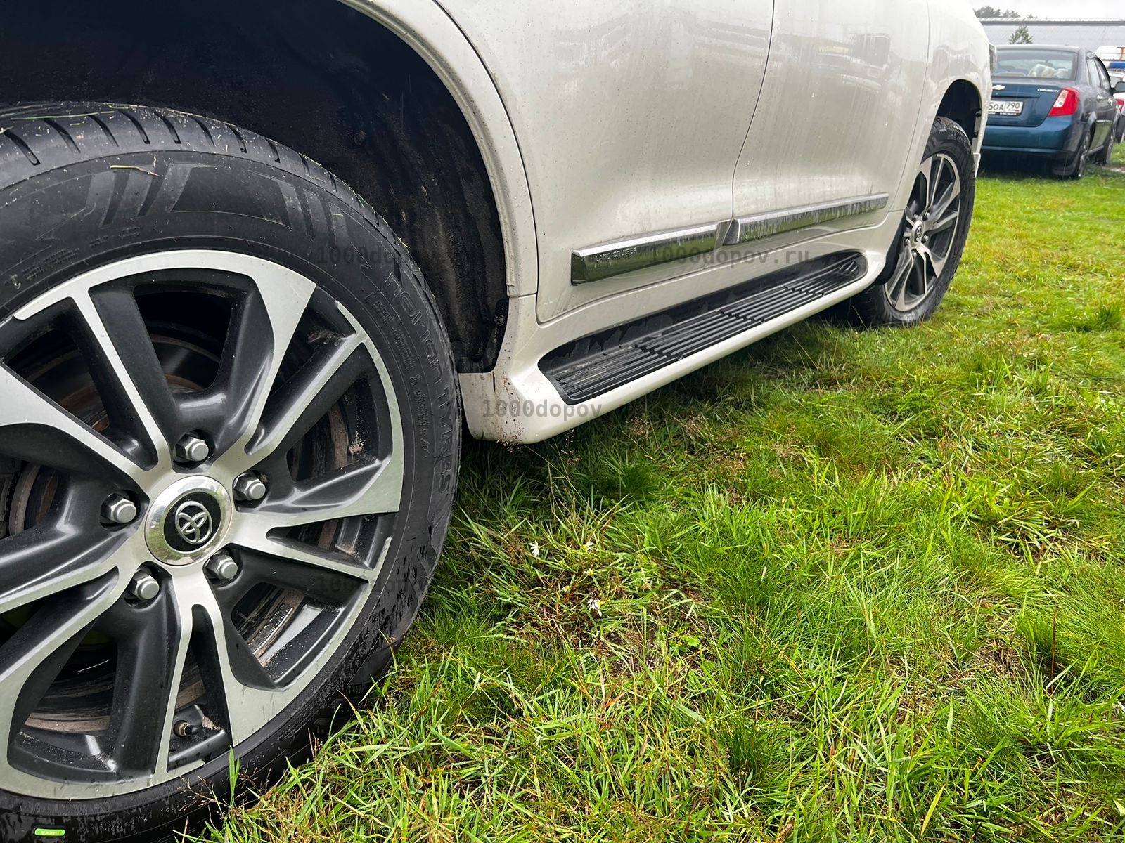 Пороги подножки на Toyota Land Cruiser 200/ Lexus LX570 2007-н.в. с подсветкой белые — рисунок 4